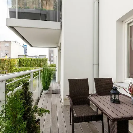 Black&white - Silver House Free Parking