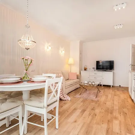 Black&white - Silver House Free Parking